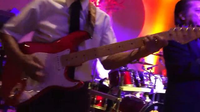 DOUNG CHAN BAND AT LA LUNE RESTAURANT - sida meas bong смотреть онлайн