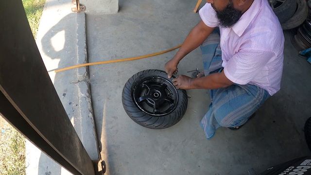 Suzuki Burgman 125 scooter rear tyre change by 120/70-10 #ApuProdhan смотреть онлайн