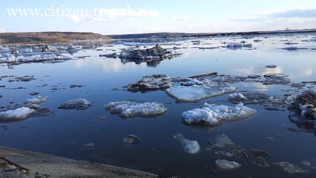 The ice drifting on the river Tom in Tomsk city, Siberia 21.04.2013 смотреть онлайн