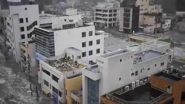 Съёмка разрушительного цунами с крыши дома смотреть онлайн