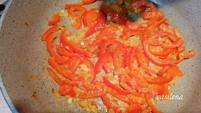 ЖАРЕННАЯ ИНДЕЙКА С ЛАПШОЙ И ОВОЩАМИ.Как вкусно приготовить жаренную индейку.Лапша с овощами. смотреть онлайн