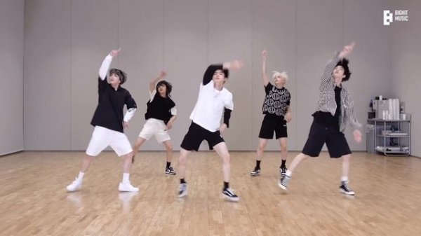 TXT (투모로우바이투게더) '교환일기 (두밧두 와리와리)' Dance Practice