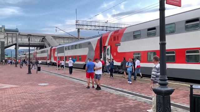 y2mate com   Туристический поезд РЖД Байкальская сказка из Москвы на Байкал Прибытие поезда в Красн