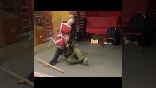 Защита от ударов палкой с рюкзаком на плечах. kadochnikov-msk.ru смотреть онлайн