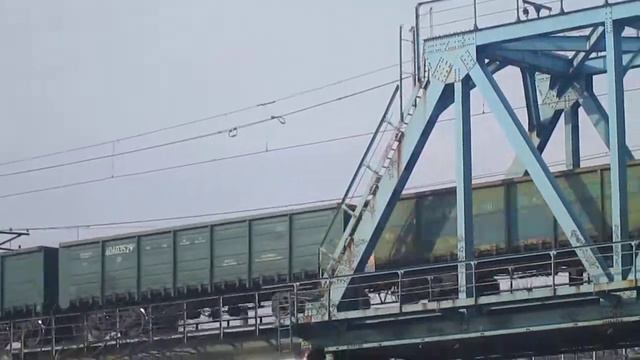 Электровоз ВЛ10 с товарным составом. Мост через реку Нара. Перегон Латышская-Нара. Весна 2014 смотреть онлайн