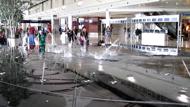 Detroit Airport (DTW) Fountain смотреть онлайн