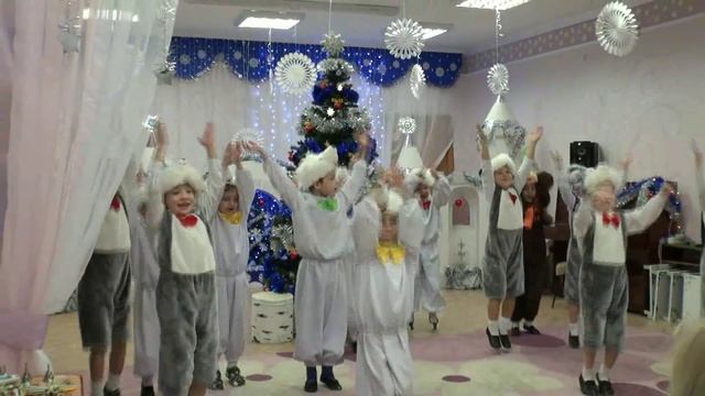 Новый год 2013, вход.mp4 Старшая аллергическая группа смотреть онлайн