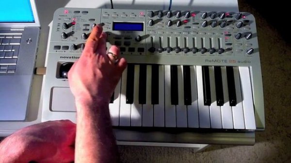 Novation Remote 25 Audio/ X-station (www.muzykuj.com)