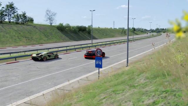 Bugatti Veyron 16.4 Super Sport vs Lamborghini Sian at Miseluk смотреть онлайн