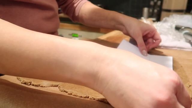 VLOGMAS#3 ПРЯНИЧНЫЙ ДОМИК ? ИМБИРНЫЕ ПЕЧЕНЬКИ ? ИМБИРНЫЙ ПИРОГ ? ЛУЧШАЯ НОВОГОДНЯЯ ВЫПЕЧКА ? смотреть онлайн