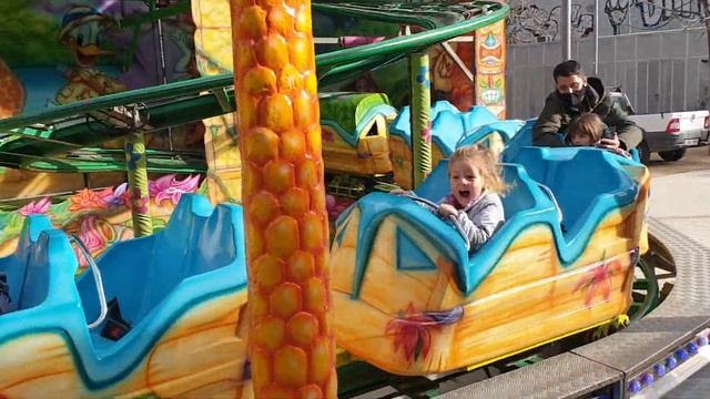 Оливейя катается на детских американских горках #olivella #ребенок #девочка #дети #испания #детство смотреть онлайн