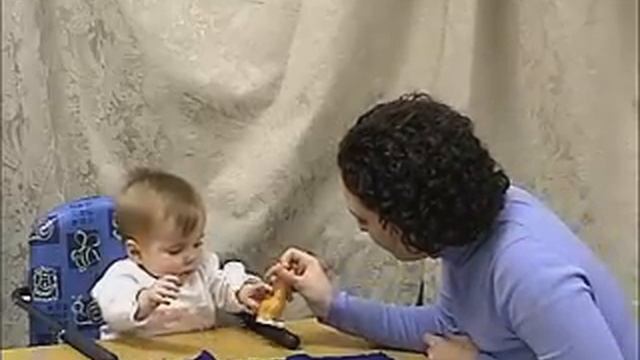 Piaget - Object permanence failure (Sensorimotor Stage) смотреть онлайн