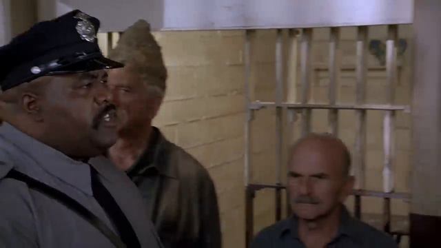 Голый пистолет — Нет уж, свиньи, спокойно смотреть онлайн