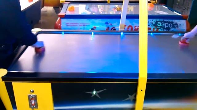 Взрослый Аэрохоккей неоновый смотреть онлайн