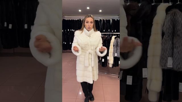 Норковая шубка в белом цвете, поперечный пошив