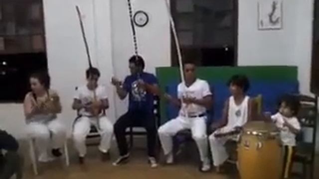 Menino fenômeno ( tocando atabaque ) na roda de capoeira смотреть онлайн