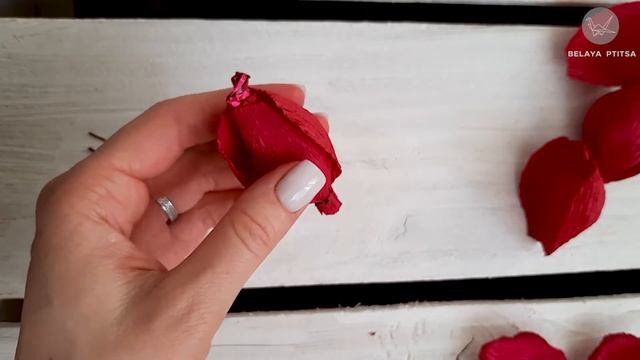 РОЗА ИЗ ГОФРИРОВАННОЙ БУМАГИ С КОНФЕТОЙ | ПОШАГОВО | DIY | БУКЕТ ИЗ КОНФЕТ #РОЗАИЗКОНФЕТ смотреть онлайн
