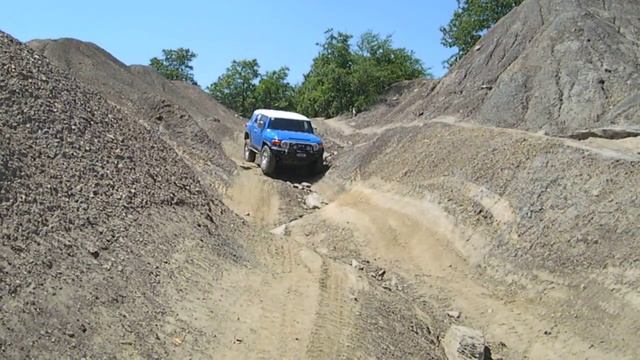 MIOBI Memorial 4x4 Weekend - Two Toyota FJ's comeing down Butt Crack смотреть онлайн