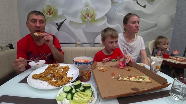 МУКБАНГ НАГГЕТСЫ ПИЦЦА / ОБЖОР В БОЛЬШОЙ СЕМЬЕ