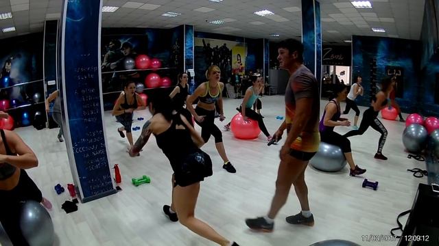 Reduce the burden on your knees during training on the balls смотреть онлайн