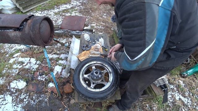 Чем отмыть колесные диски? Средство VS Бензин. Снимаем и моем звезду. смотреть онлайн
