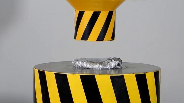 ГИДРАВЛИЧЕСКИЙ ПРЕСС ПРЕССУЕТ ФОЛЬГУ ДО СОСТОЯНИЯ ОДНОРОДНОГО АЛЮМИНИЯ смотреть онлайн