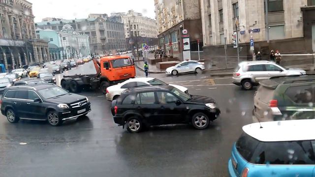 Типичный разъезд и обычная пробка с Тверской на Охотный Ряд в Москвe | Usual Moscow Traffic Jam смотреть онлайн