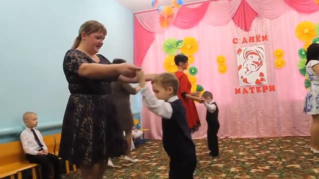 Вальс мам и сыновей на день матери смотреть онлайн
