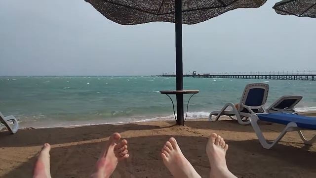 Загар сильнее берётся на ветру. Красное море, Египет, Хургада. смотреть онлайн