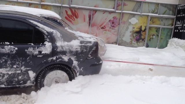 Mitsubishi Outlander вытаскивает Ford Mondeo! Тест кроссовера на бездорожье зимой. смотреть онлайн