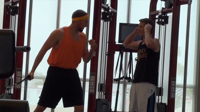 Eating Junk Food at the Gym EXTRAS смотреть онлайн