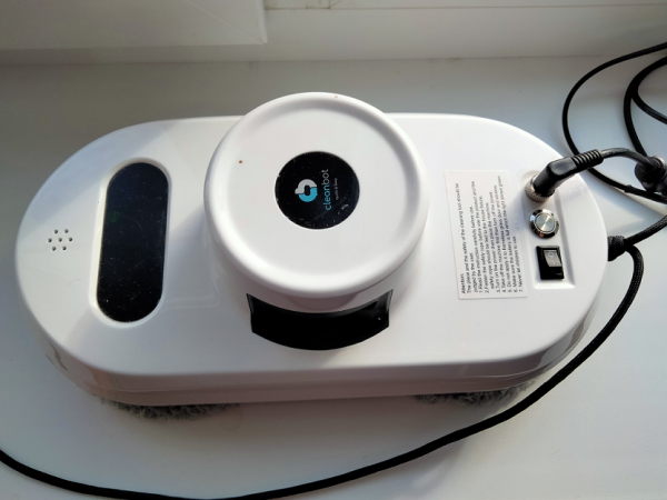 РОБОТ - МОЙЩИК ОКОН "CleanBot" В РАБОТЕ
