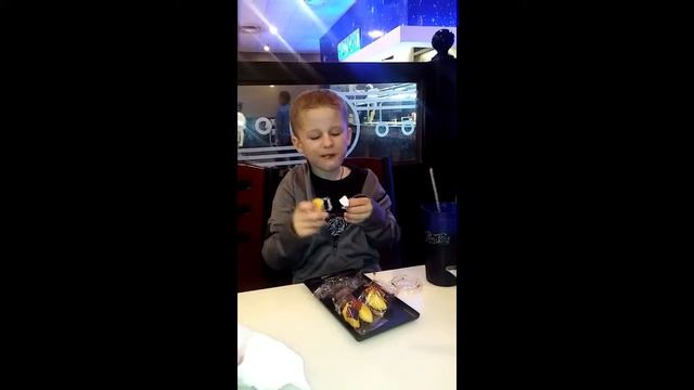 Что такое печенье судьбы? Китайский буфет и осьминог на вилочке. Лето 2016 смотреть онлайн