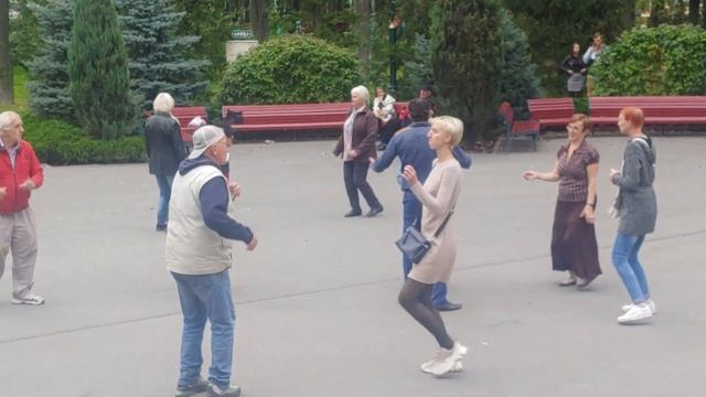 17. Познакомлюсь с блондинкой. Танцы в парке горького Харьков. Танцуем ретро танцы под ретро музыку смотреть онлайн