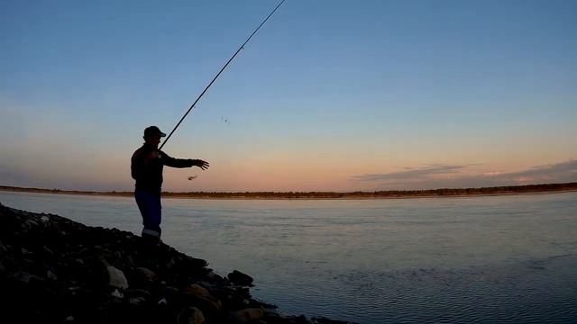 Вечерний клёв! рыбалка с берега. р.Печора Июль 2017 год. смотреть онлайн