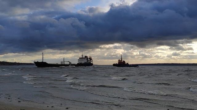 В Николаеве сорвавшийся с якоря танкер «Black fuel» сел на мель возле берега смотреть онлайн