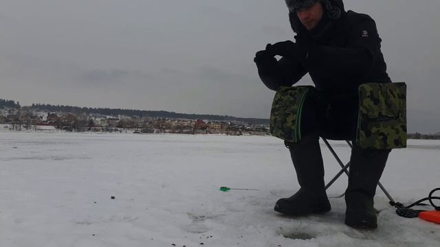 РЫБАЛКА НА БЕЗМОТЫЛКУ ЧЁРТИК! Ловля окуня плотвы на мормышку с мотылём Глухозимье поиск рыбы прикор смотреть онлайн