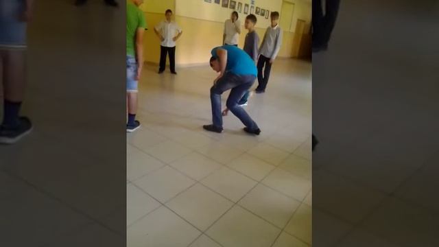 Школьники пинают телефон и пинают других людей смотреть онлайн