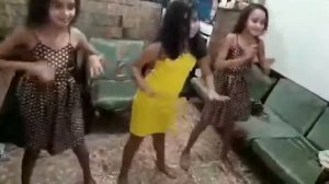 Meninas dançando macarena