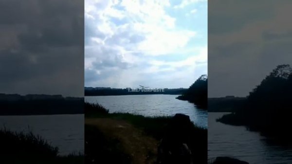 Ка 52 над пляжем. Ка 52 развлекает людей на пляже