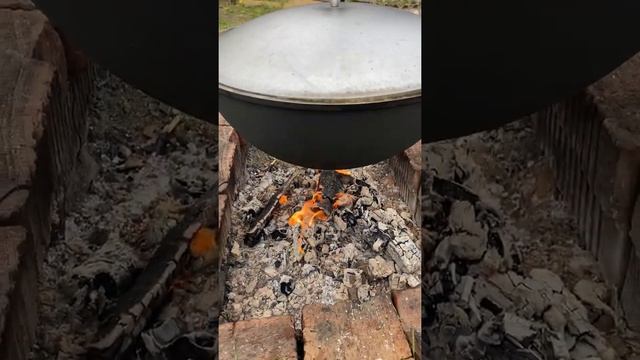 Плов на костре на кукурузных дровах / Плов в казане из говядины смотреть онлайн