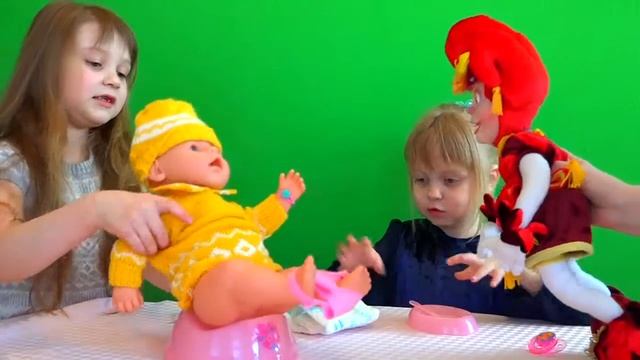 Петрушку учится заботится о кукле-малыше. Видео для девочек смотреть онлайн