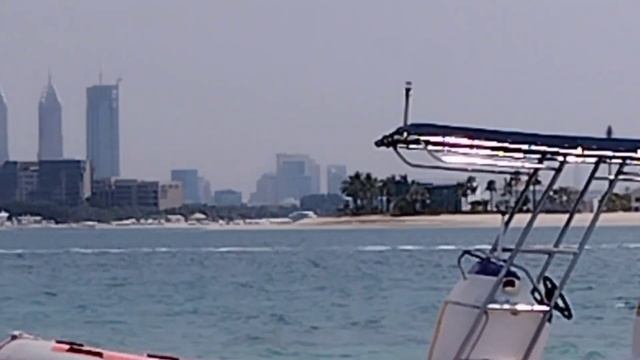 Пляж отеля C central hotel the palm, монорельс на Пальмовом острове. Дубай смотреть онлайн