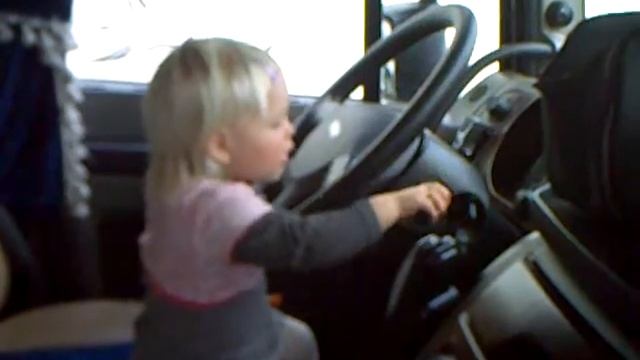 Naomi achter het stuur van DAF 105 смотреть онлайн