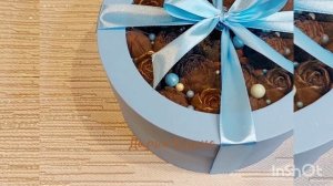 Цветы из шоколада в шляпной коробке