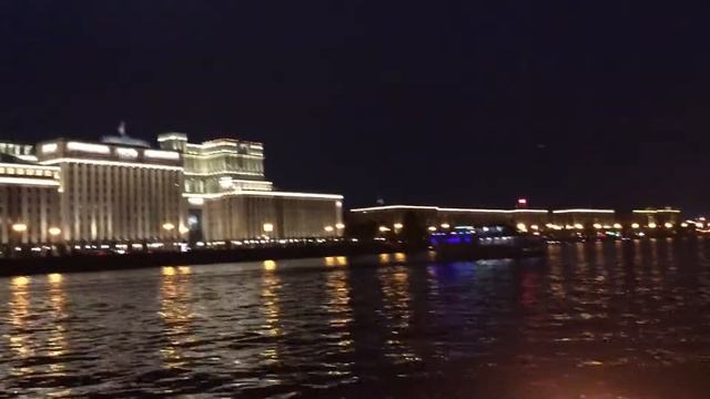 Москва. Красивый вид на комплекс зданий Министерства обороны РФ открывается с Пушкинской набережной смотреть онлайн