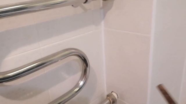 Течь соединения полотенцесушителя. Подтянул американки. смотреть онлайн