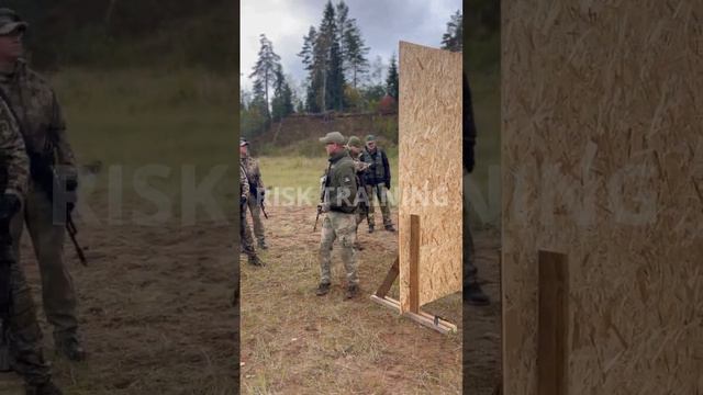 Работа с укрытиями, здесь с вертикальными #штурмы #штурмовик #штурмовка #окоп #калашников смотреть онлайн