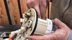 Замена топливного фильтра на Pajero IV, бензин