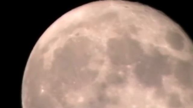 Moon recorded with a Panasonic SDR-S26 (70x Optical Zoom) Camcorder. смотреть онлайн